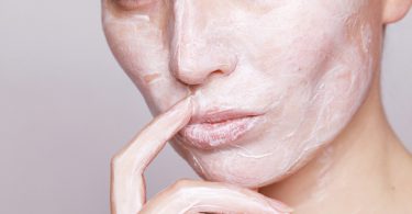 woman with face mask as example of cosmetics containing parabens